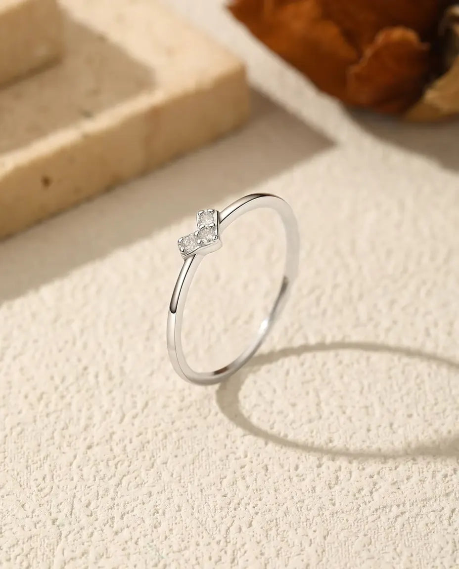 Moissanite V-ring - tre runda stenar på 1,5 mm i chevron på smal skena i 925 sterlingsilver, storlek 5-9