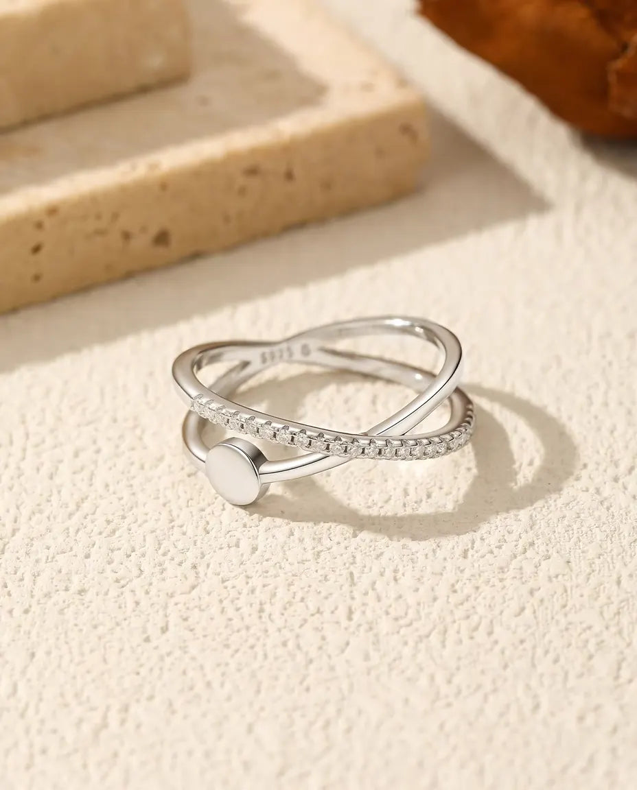 Moissanite X-ring - korsad skena med pavé och polerad platta på 4,5 mm i 925 sterlingsilver, storlek 5-9