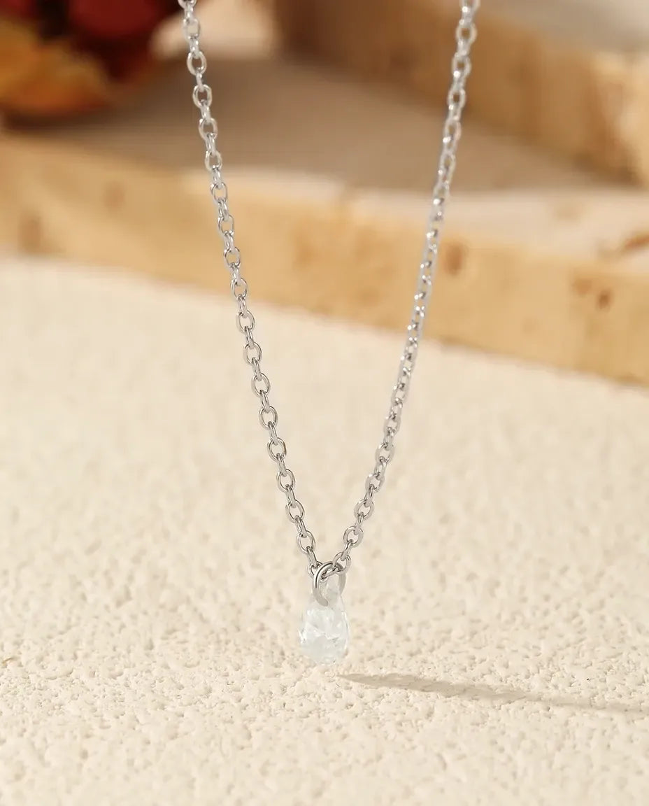 Moissanithalsband med droppe – 0,3 ct päronslipad sten i färg D, 925 sterlingsilver och kedja 40+5 cm