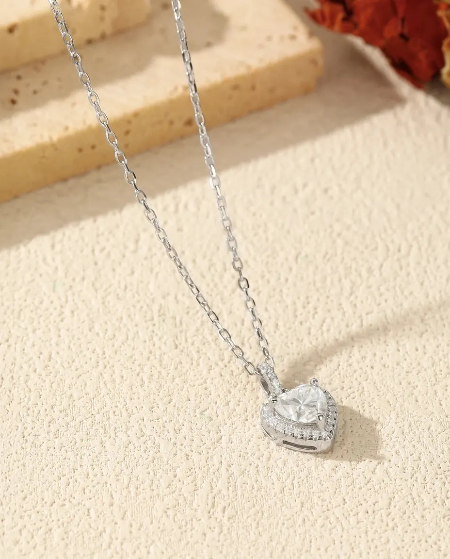 Moissanithalsband hjärta med halo – 1 ct i färg D, hänge 9,5 mm i 925 sterlingsilver
