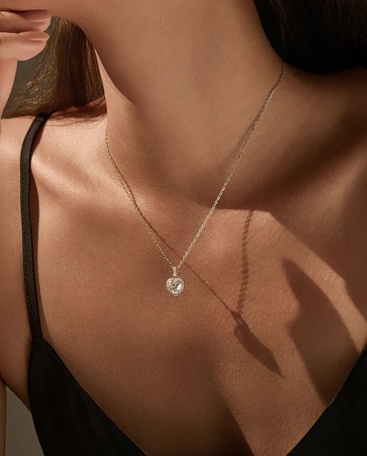 Moissanitehalsband hjärta med halo – 1 ct i färg D, hänge 9,5 mm i 925 sterlingsilver