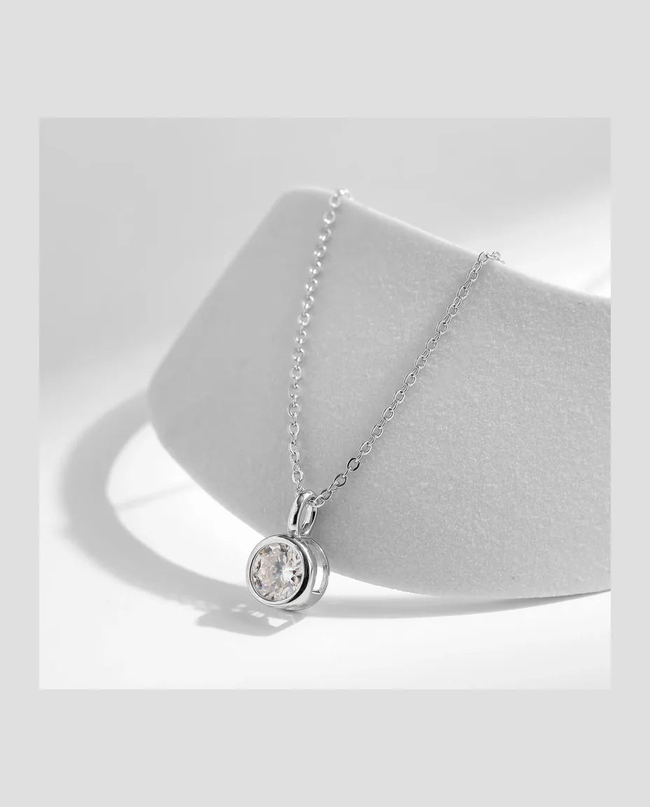 Moissanithalsband i infattning – 1 ct rund sten i färg D och VVS1, 925 sterlingsilver, kedja 40+5 cm