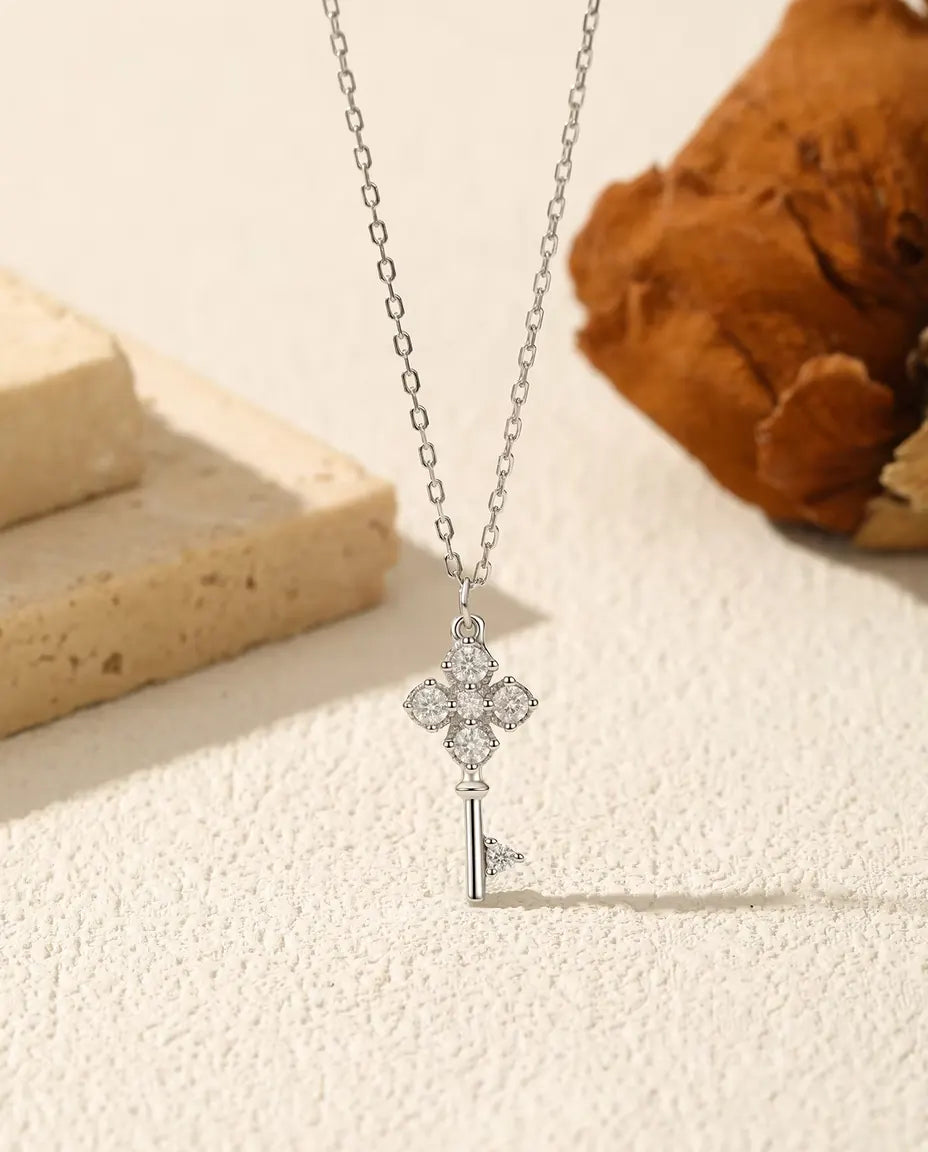 Moissanithalsband med nyckel – klöverhänge i 925 sterlingsilver med sex stenar i färg D, kedja 40+5 cm