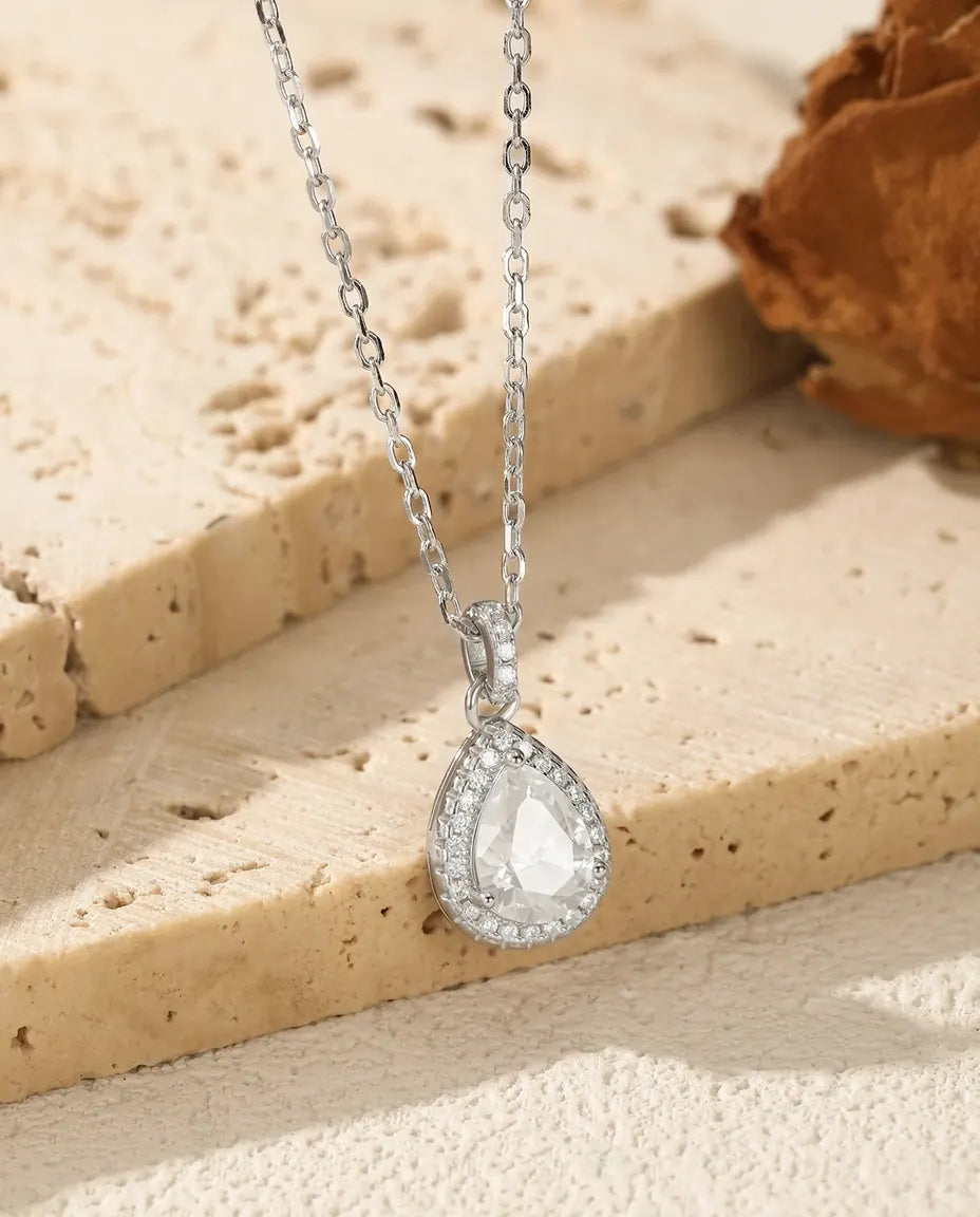 Moissanithalsband med päronslipad sten – 1,2 ct i färg D med halo runt om, hänge 9 x 11 mm i 925 sterlingsilver