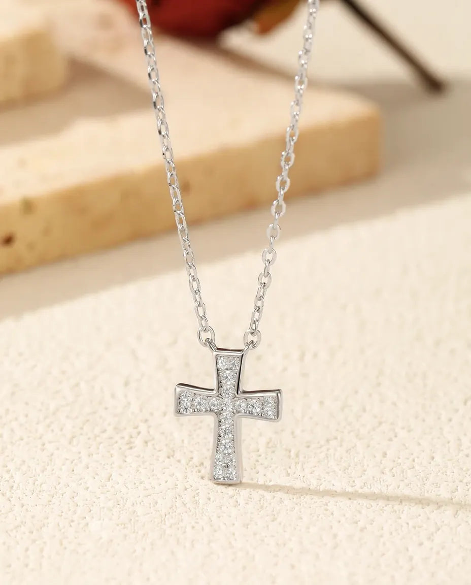 Moissanithalsband med smalt kors – åtta stenar i färg D, hänge 10 x 12 mm i 925 sterlingsilver