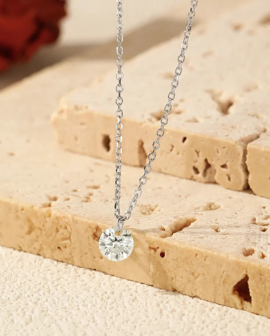 Moissanithalsband solitär – 0,5 ct i färg D och renhet VVS1, fyra klor och justerbar kedja i 925 sterlingsilver