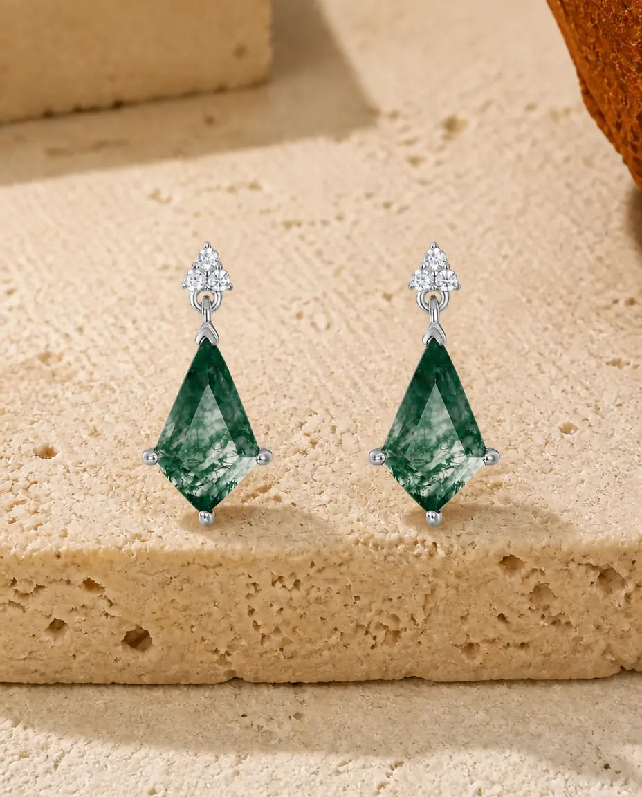Mossagat örhängen - Grön mossagat i drakslipning med trio av zirkonia, 925 sterlingsilver, present till henne
