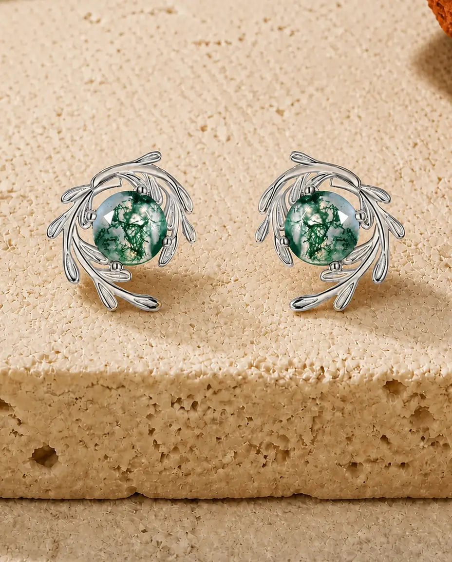 Mossagat Örstickare - Rund mossagat i en virvel av silverrankor, 925 sterlingsilver, present till henne