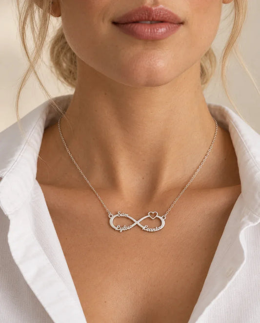 Oändlighetshalsband med 3 Namn i 925 Sterling Silver - buren av en modell