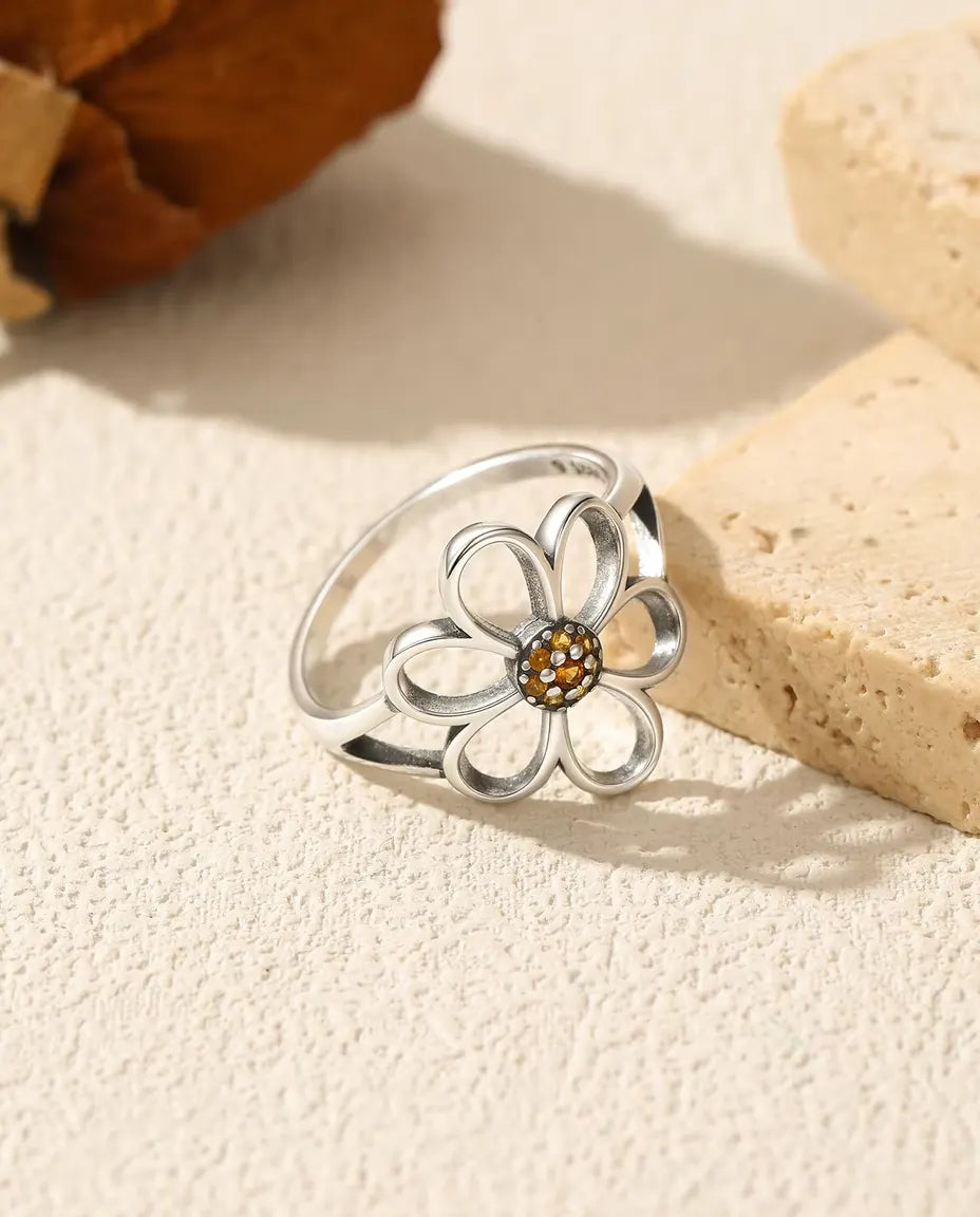 Öppen blomring - genombrutna kronblad kring orange pavécentrum i massivt 925 silver, storlek US 5-9