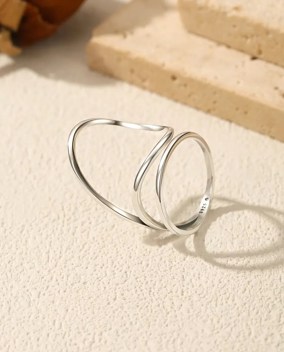 Öppen Ring med Dubbla Linjer i 925 Sterlingsilver - sedd snett från sidan, med ringskenan