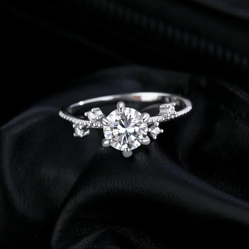 Moissanite Förlovningsring – 1 ct i Sexklofattning med Blommotiv, 925 Sterling Silver