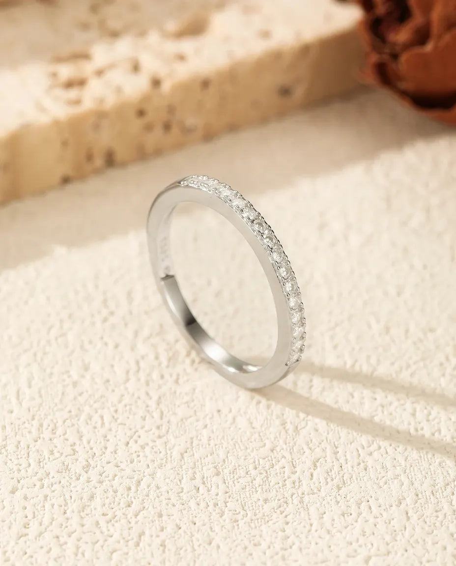 Moissanite Alliansring – Pavé med 16 Runda Stenar i Färg D, Låg Profil i 925 Sterling Silver