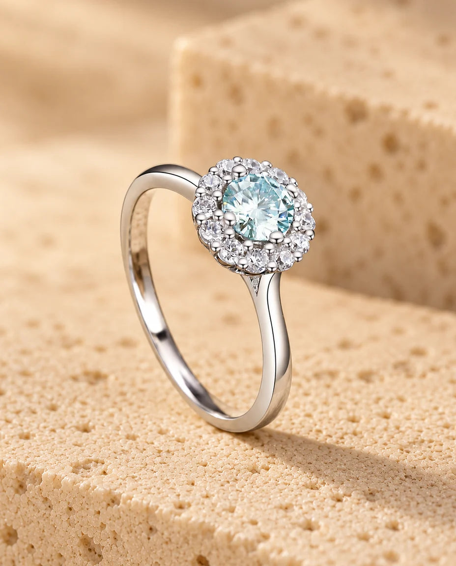Moissanite Ring - visad på ett travertinblock