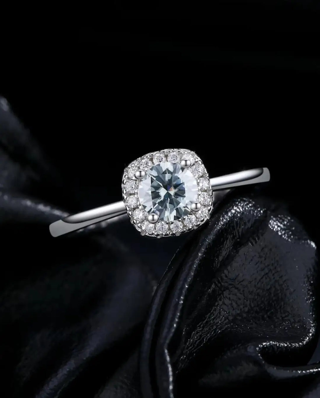 Moissanite Ring Kuddhalo 0,5 ct – Modern Förlovningsring i 925 Sterling Silver