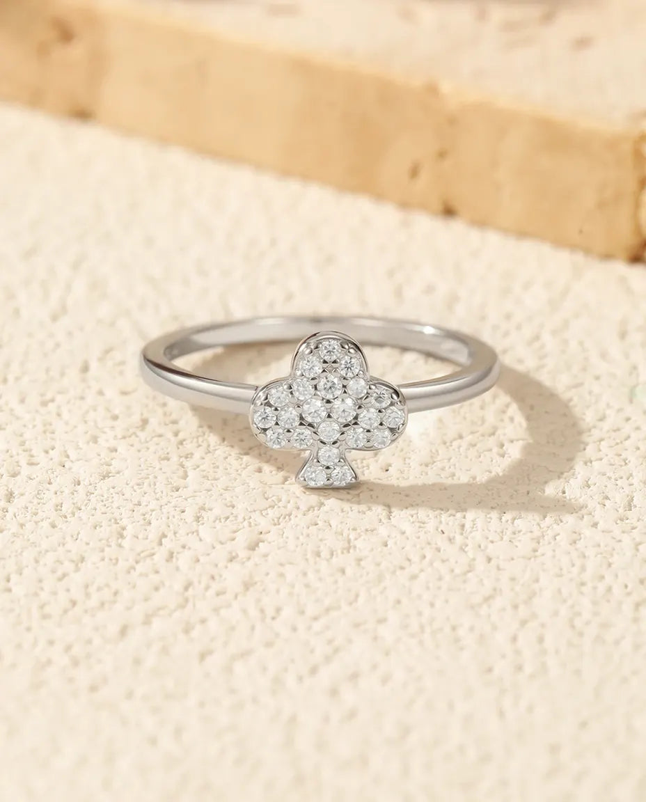 Moissanite Ring – Pavéklöver med 22 Stenar i D-färg, Tunn Lyckoring i 925 Sterling Silver