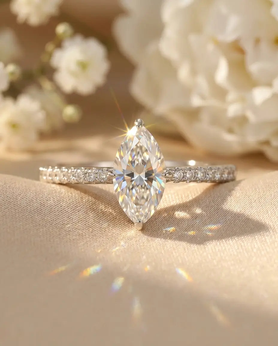 Moissanite Ring – Marquiseslipad 0,5 ct på Tunn Pavéskena i 925 Sterling Silver, Löftesring