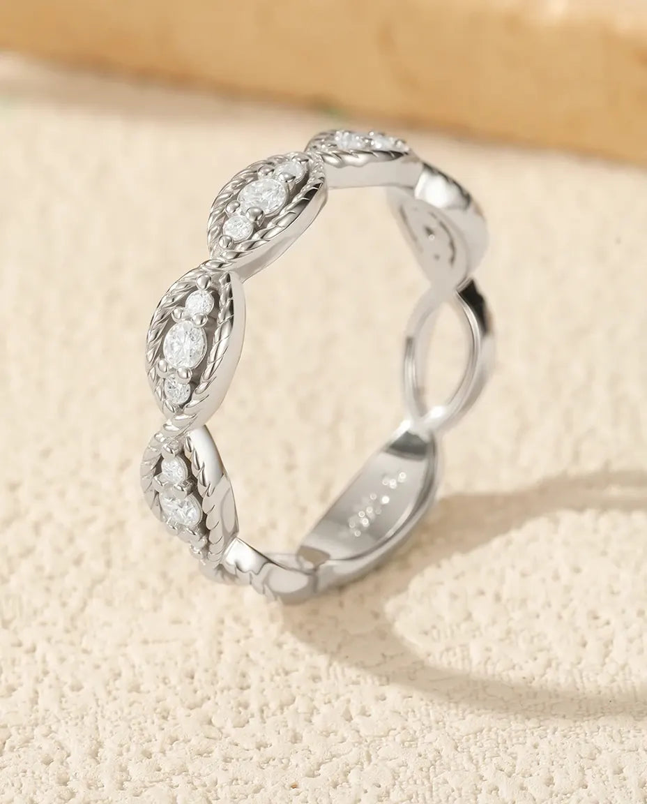 Moissanite Ring – Vintage Milgrain med 15 Stenar i D-Färg VVS1, Stapelbar Ring i 925 Sterling Silver