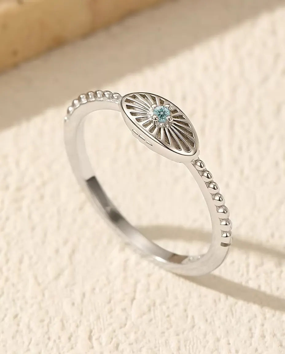 Oval ring med strålar – havsgrön moissanit på pärlad skena, 925 silver, 5 x 9 mm, storlek 5-9