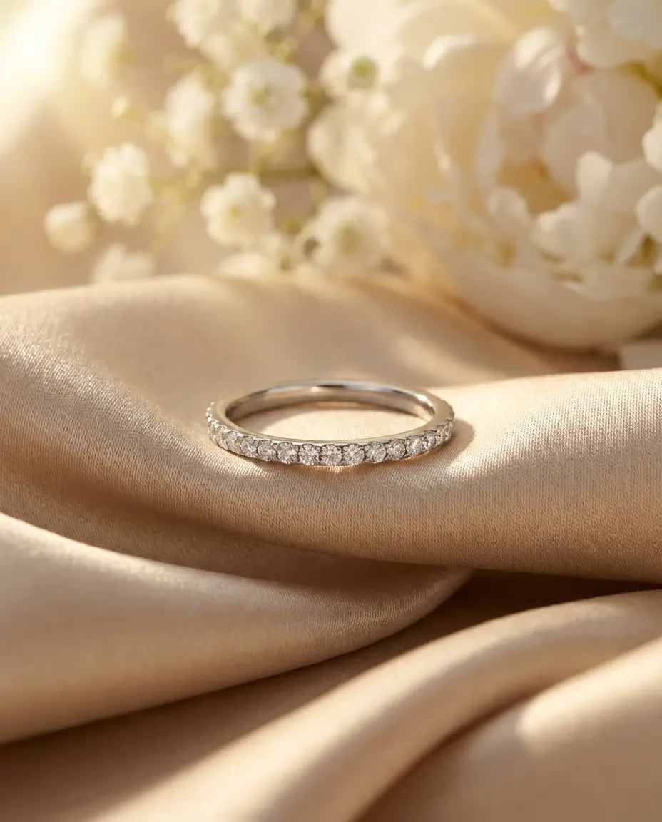 Moissanite Alliansring – Smal Pavé 1,3 mm med 20 Stenar, Stapelbar Ring i 925 Sterling Silver