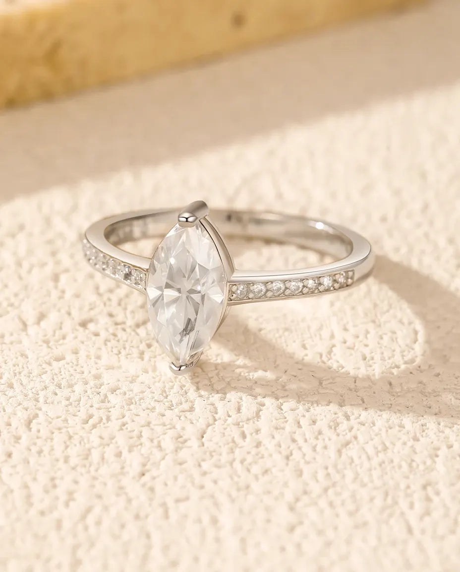 Moissanite Ring – Marquiseslipad Solitär 1 ct i D-Färg på Smal Skena i 925 Sterling Silver