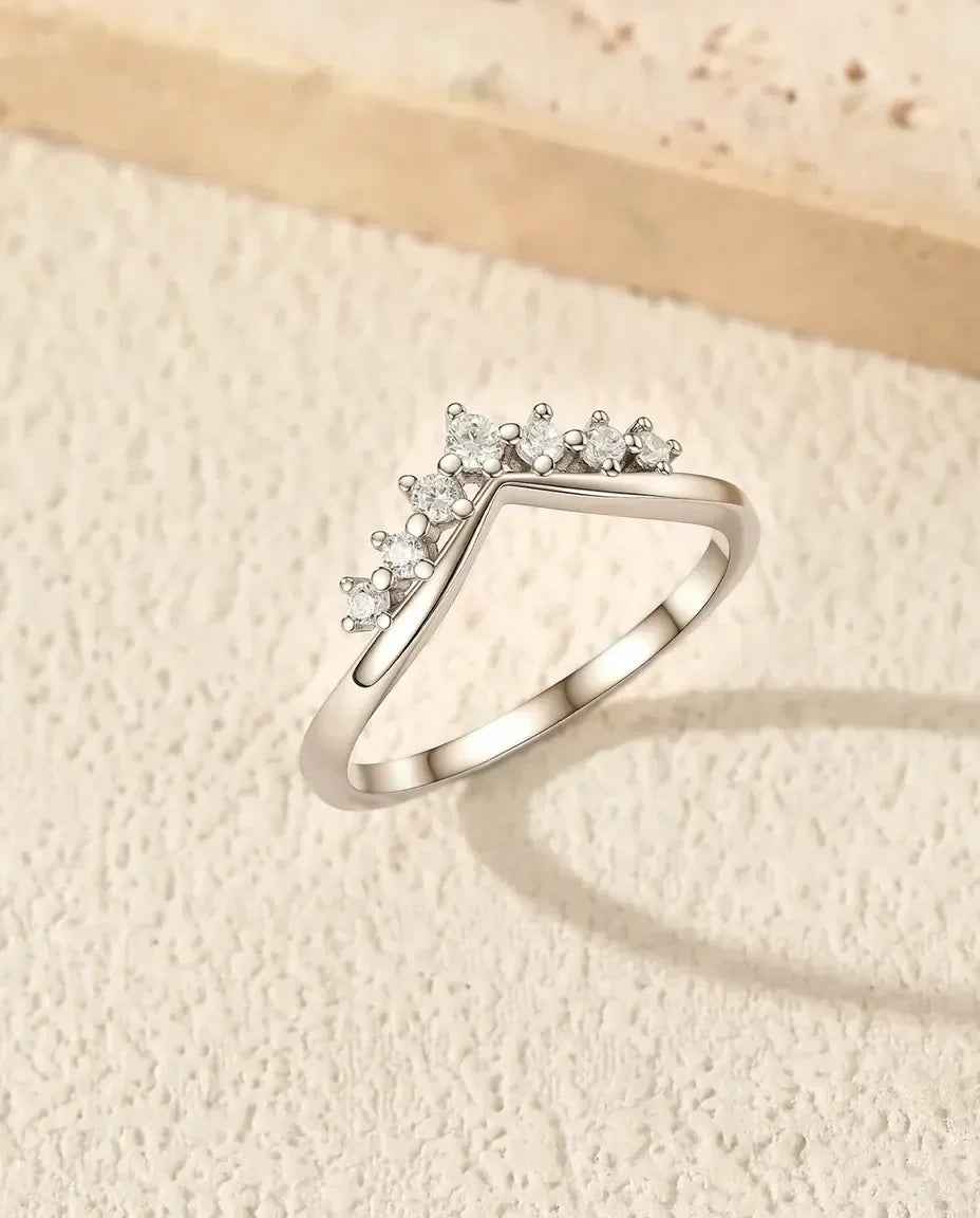 Moissanite Ring Stapelbar V-Krona – 7 Stenar i Färg D, 925 Sterling Silver