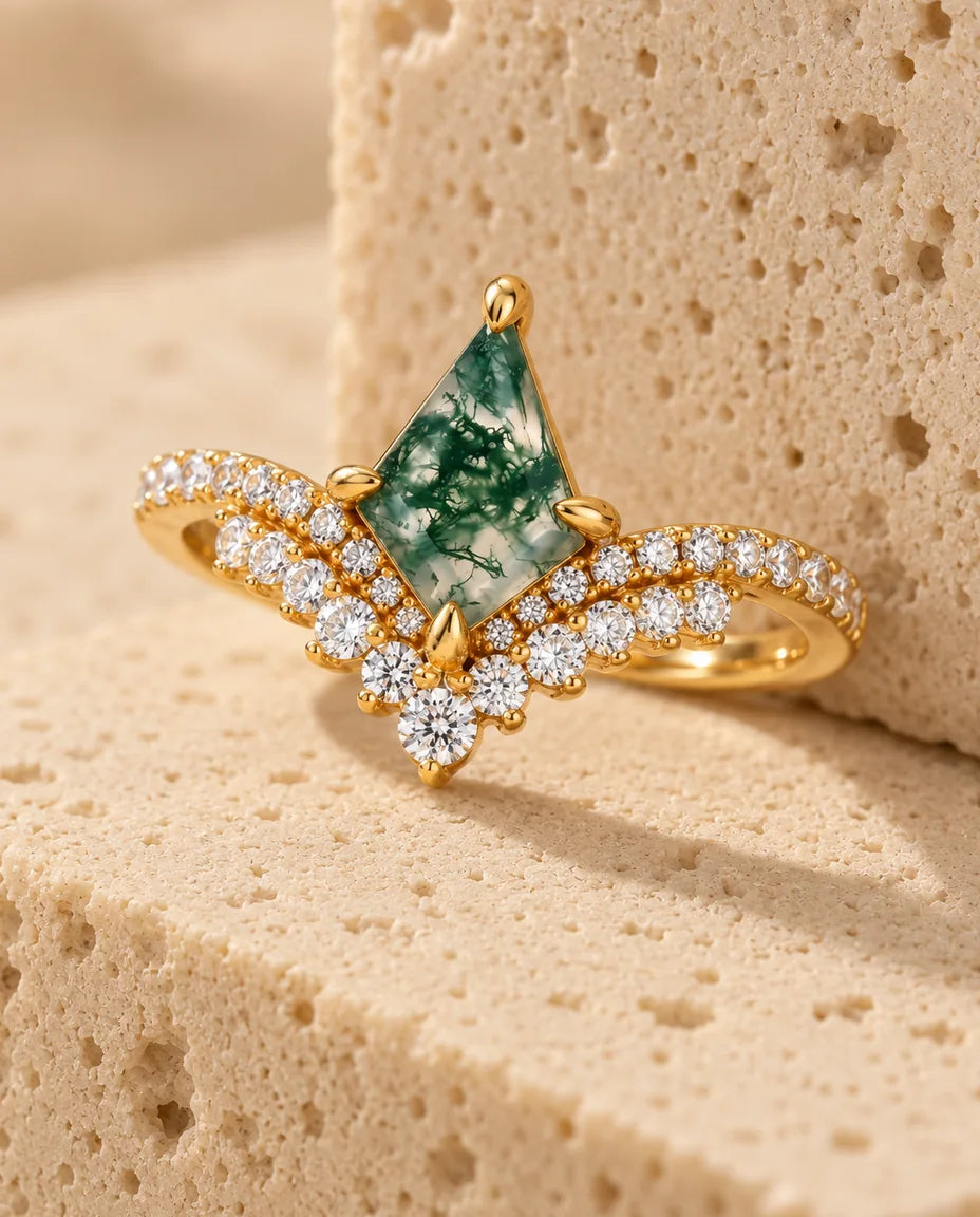 Moss Agate Ring - visad på ett travertinblock