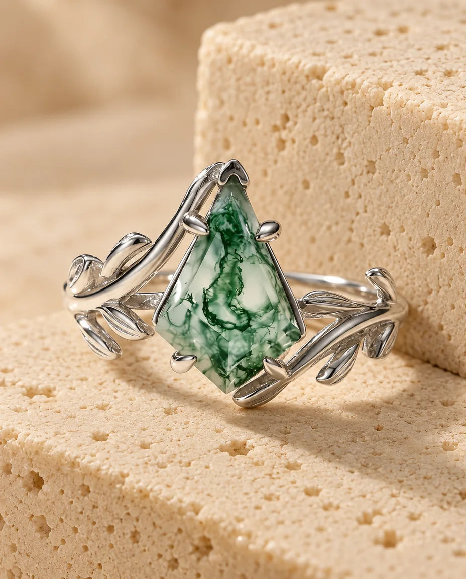 Moss Agate Ring - visad på ett travertinblock