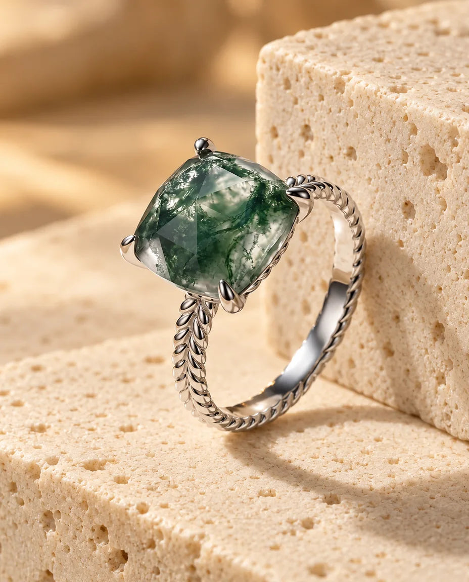 Moss Agate Ring - visad på ett travertinblock