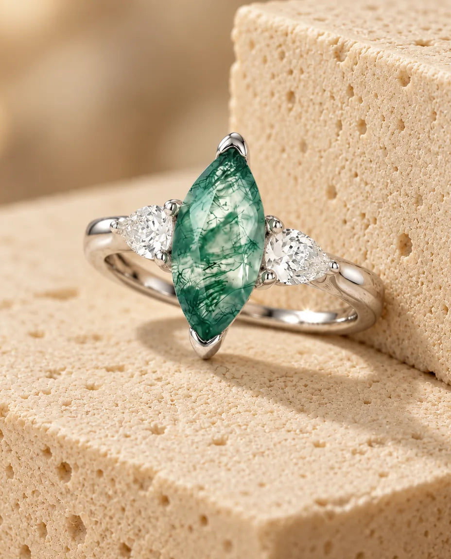 Moss Agate Ring - visad på ett travertinblock