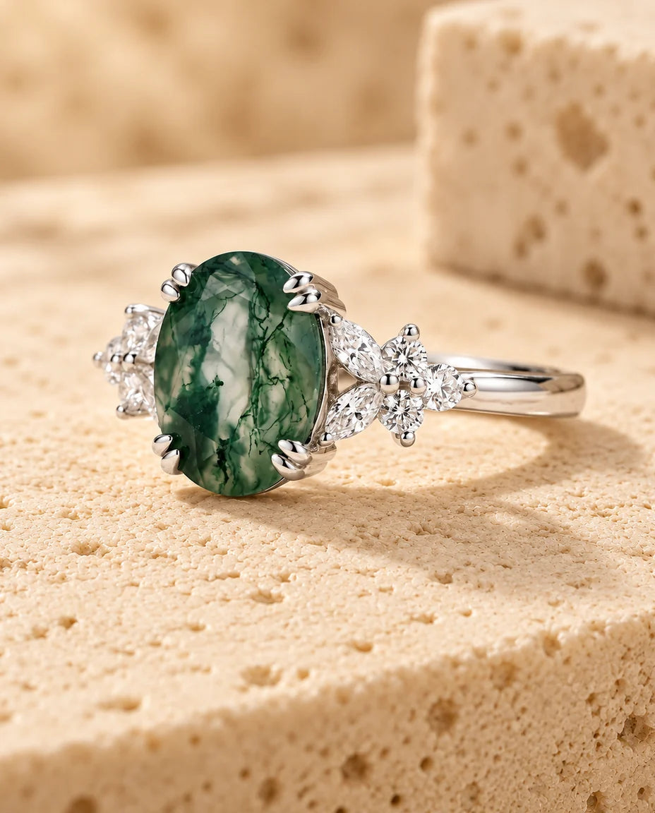 Moss Agate Ring - visad på ett travertinblock