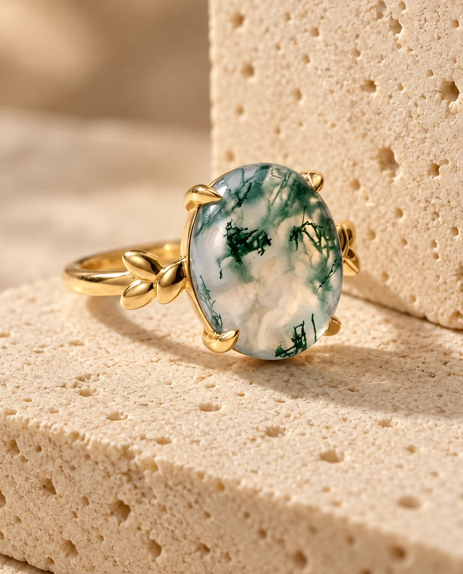 Moss Agate Ring - visad på ett travertinblock
