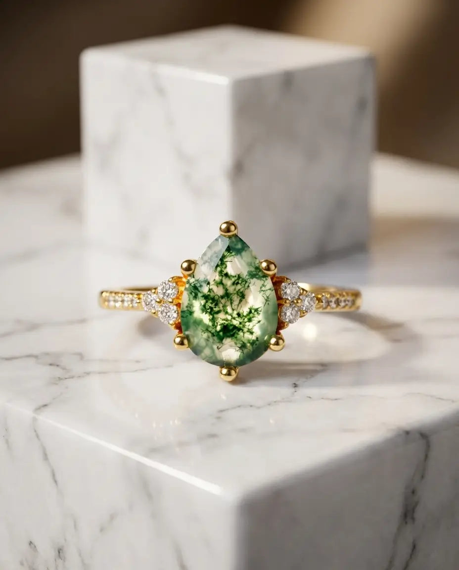 Moss Agate Ring – Päronslipad Sten 6x8 mm med Pavéaxlar, 925 Sterling Silver eller Guldpläterad