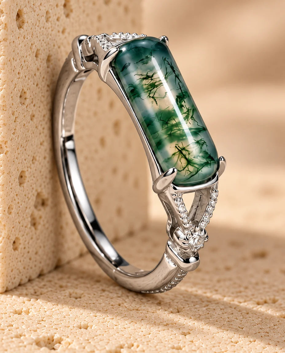 Moss Agate Ring - visad på ett travertinblock