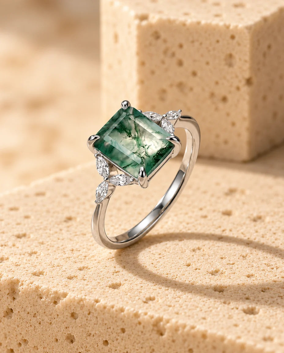 Moss Agate Ring - visad på ett travertinblock