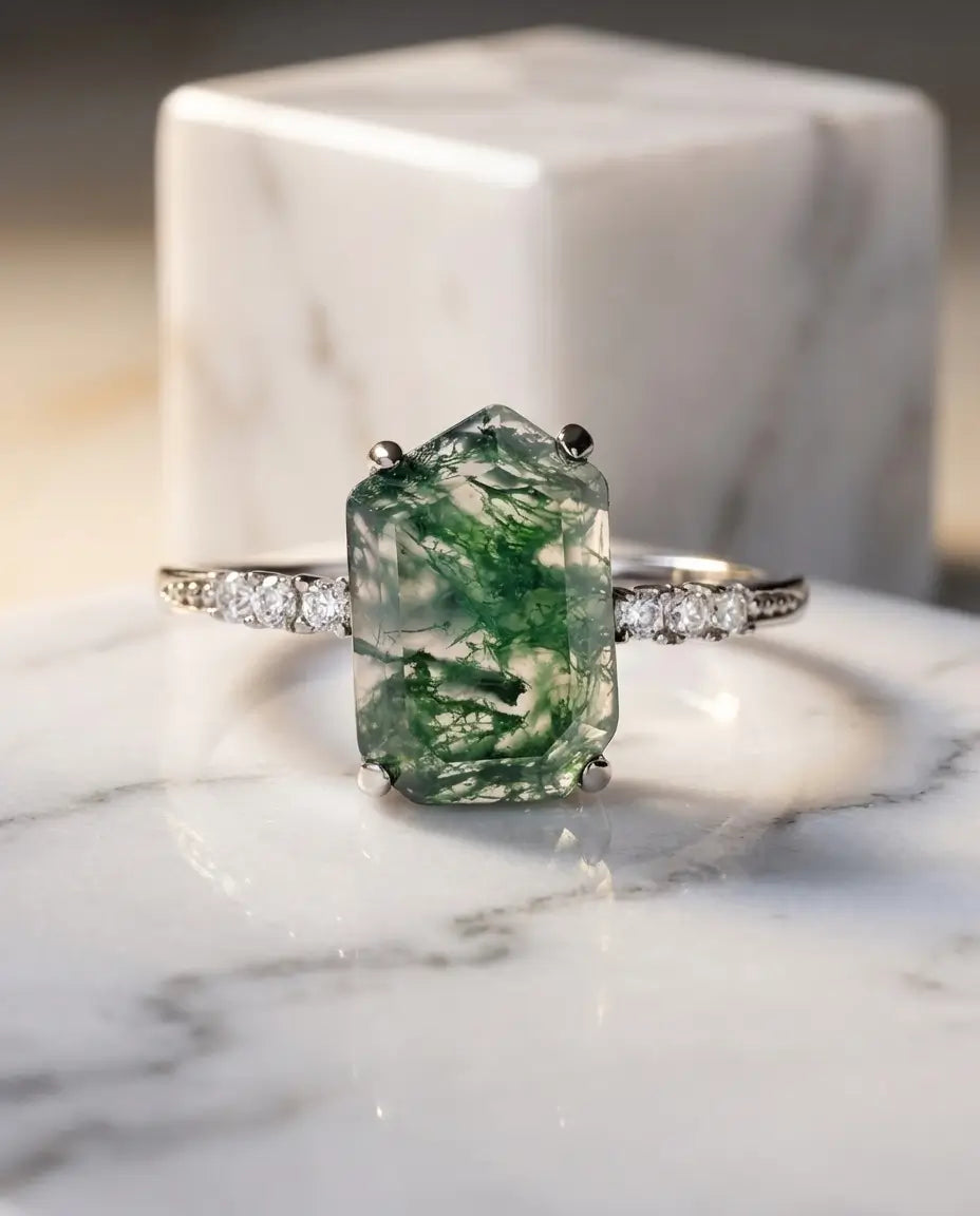 Moss Agate Ring – Trappslipad Sten 7x11 mm, Öppen Justerbar Skena med Vitguldsplätering