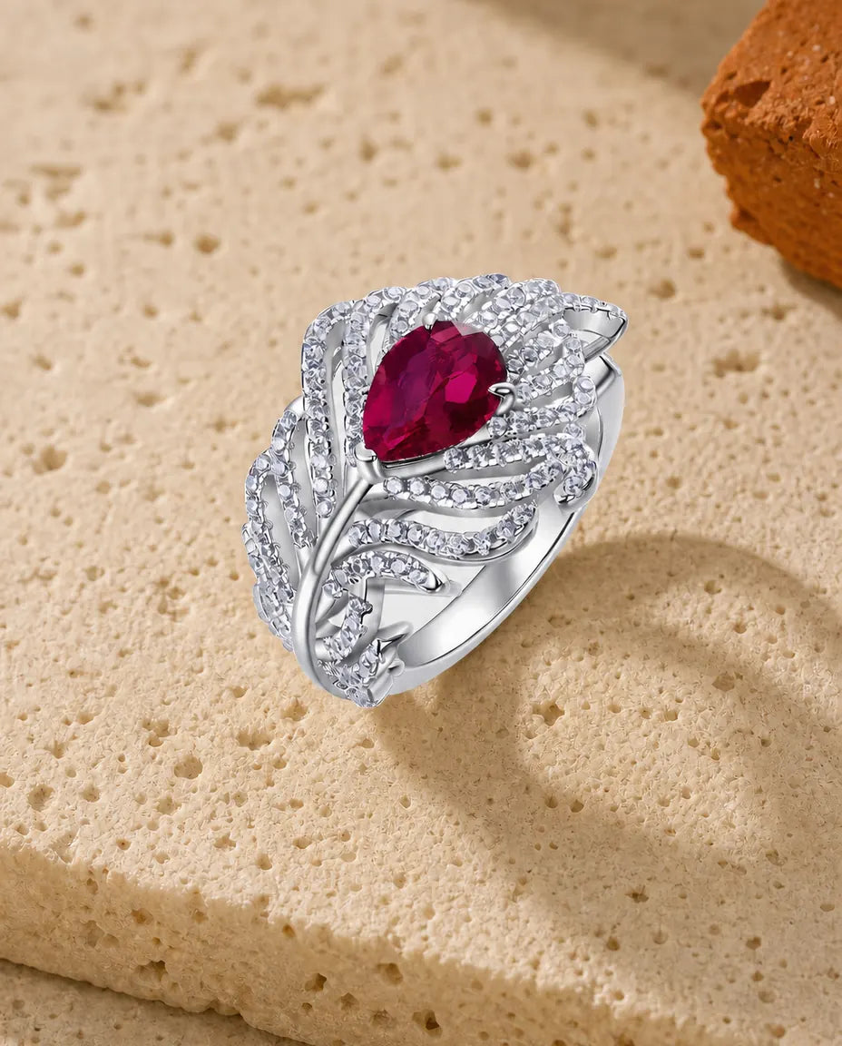 Rubinring – Oval Labbodlad Rubin med Fjädervingar i Pavé, Öppen Justerbar Cocktailring i 925 Sterling Silver