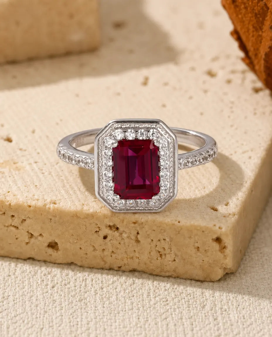 Rubinring – Oktagonslipad Labbodlad Rubin med Pavéhalo, Art déco-ring i 925 Sterling Silver, Julis Månadssten