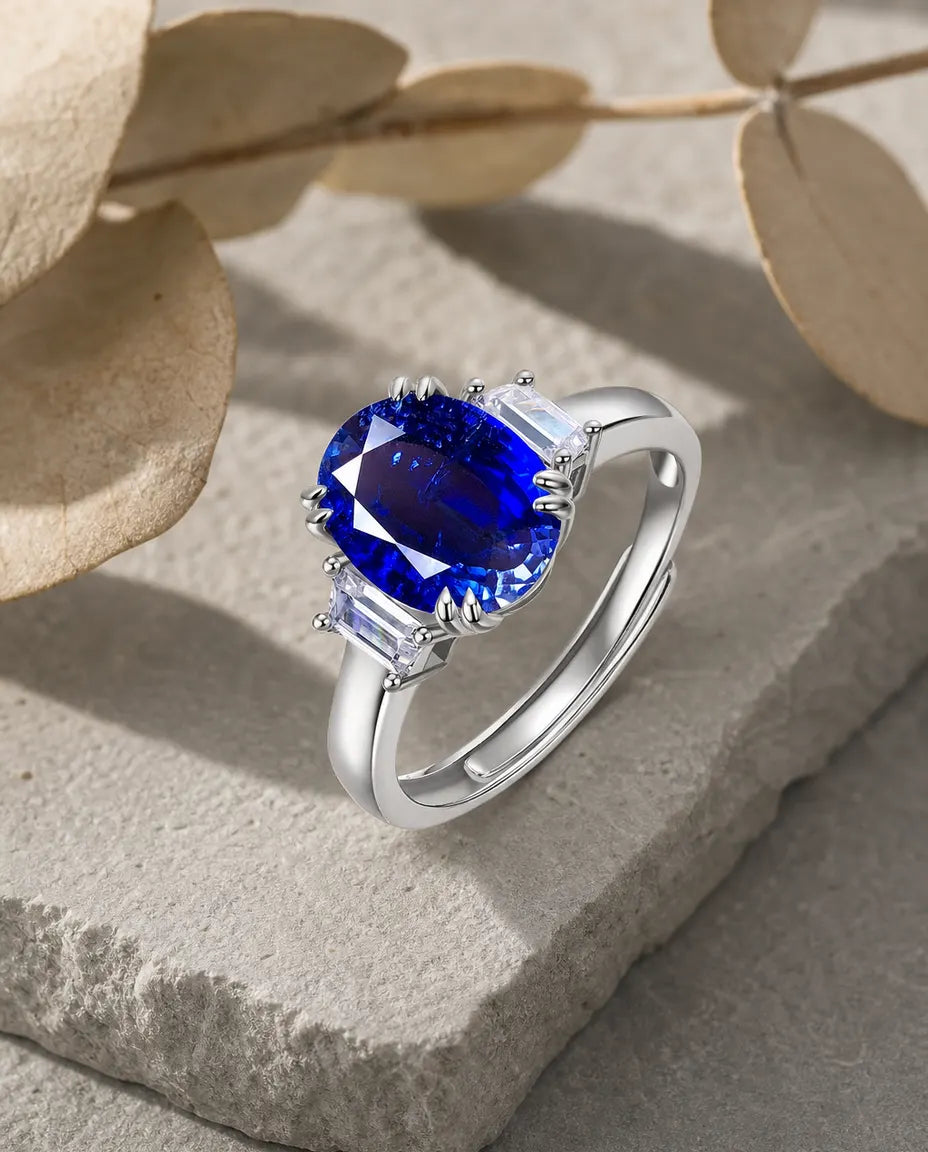 Safirring Solitär – Stor Oval Labbskapad Safir 8×10 mm med Baguetter i 925 Sterling Silver