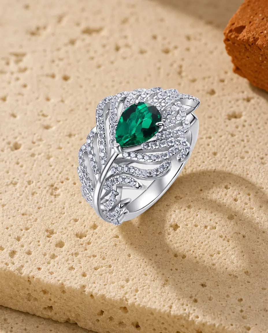 Smaragdring – Oval Labbodlad Smaragd med Fjädervingar i Pavé, Justerbar Ring i 925 Sterling Silver
