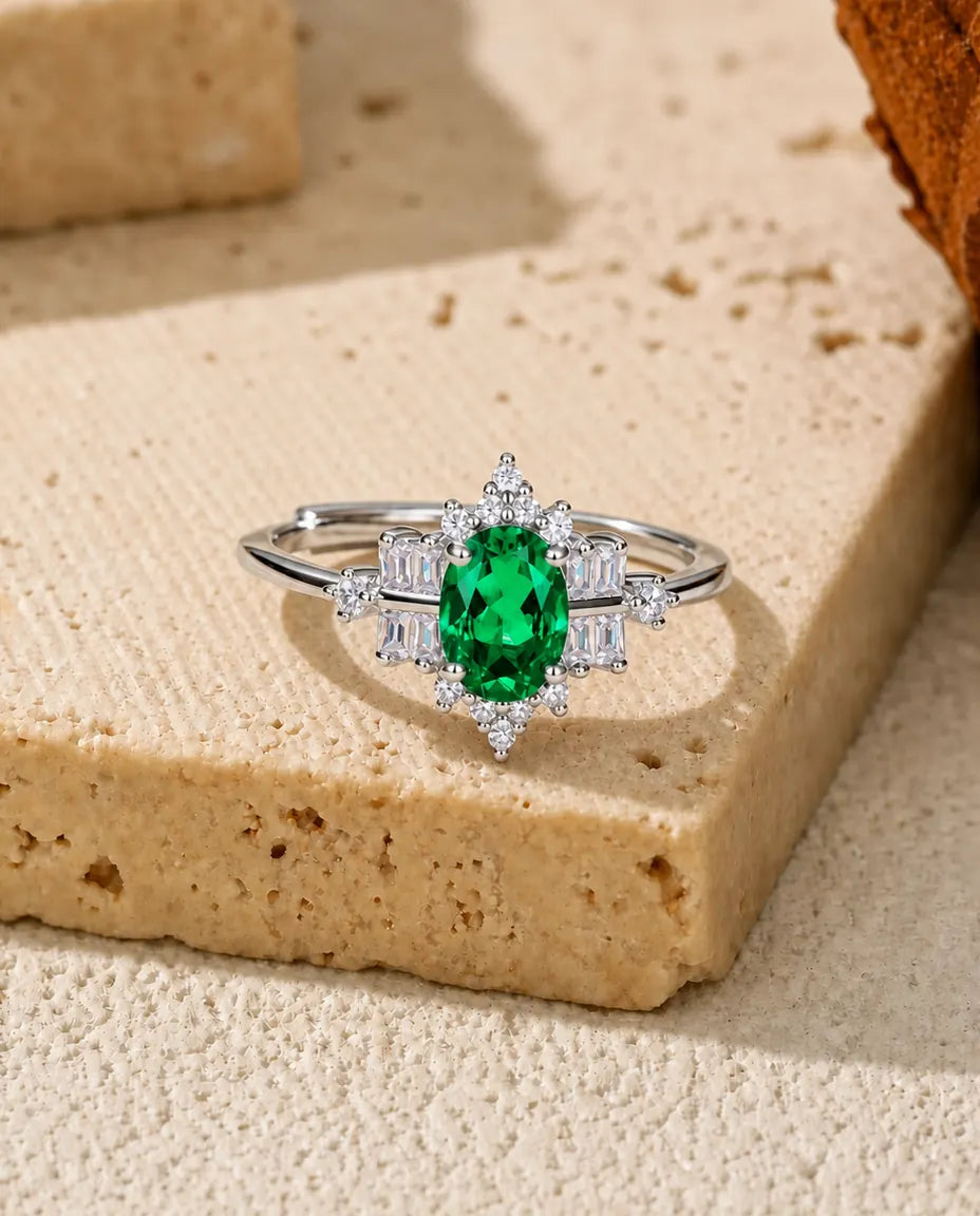 Smaragdring – Oval Labbodlad Smaragd med Snöflingehalo, Tunn Justerbar Ring i 925 Sterling Silver