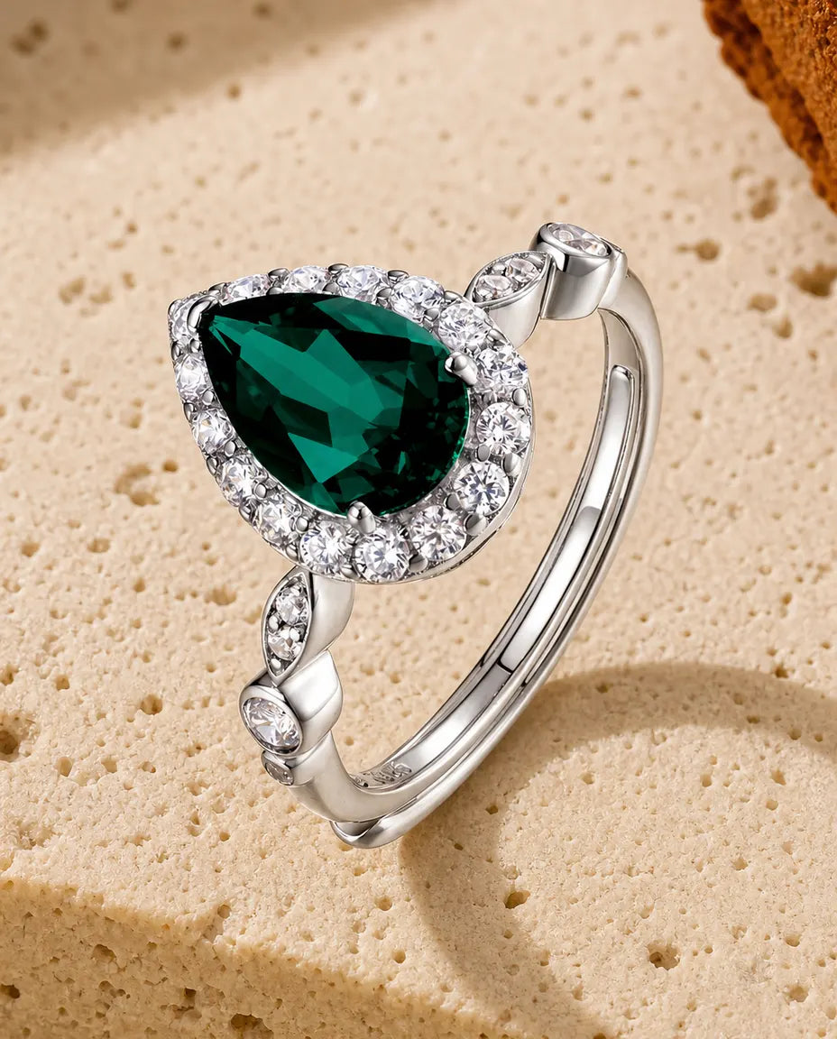 Smaragdring – Päronslipad Smaragd med Gnistrande Halo, Justerbar Ring i 925 Sterling Silver