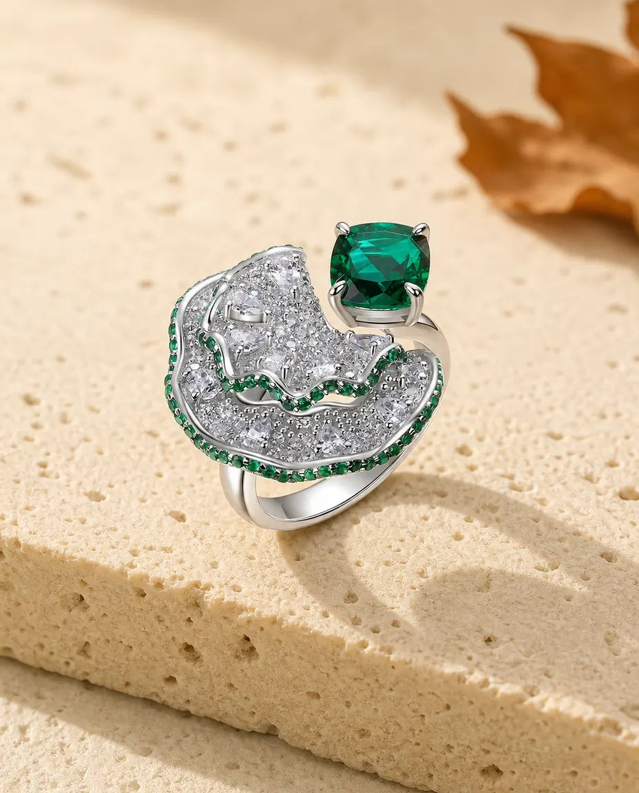 Smaragdring – Labbodlad Smaragd på Pavéfattad Solfjäder, Statementring i 925 Sterling Silver, Gåva till Henne