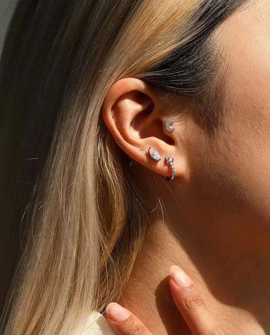Små Creoler med Droppslipad Moissanite i 925 Sterlingsilver - buret i örat, närbild