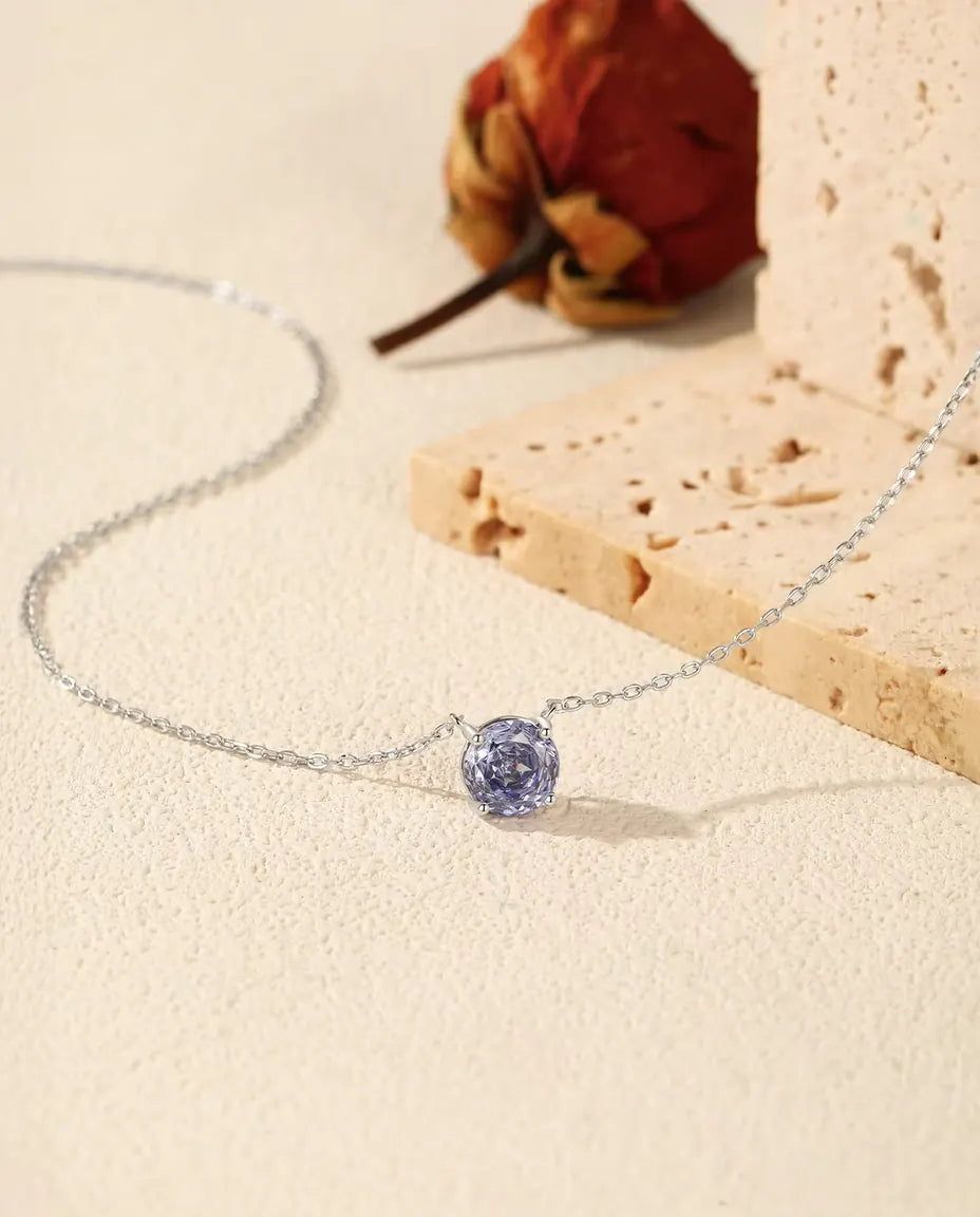 Runt Zirkonia Halsband i Tanzanitfärg i 925 Sterlingsilver – Violettblått Solitärhänge på 6 mm eller 8 mm på en Fin Kedja, Present till Henne