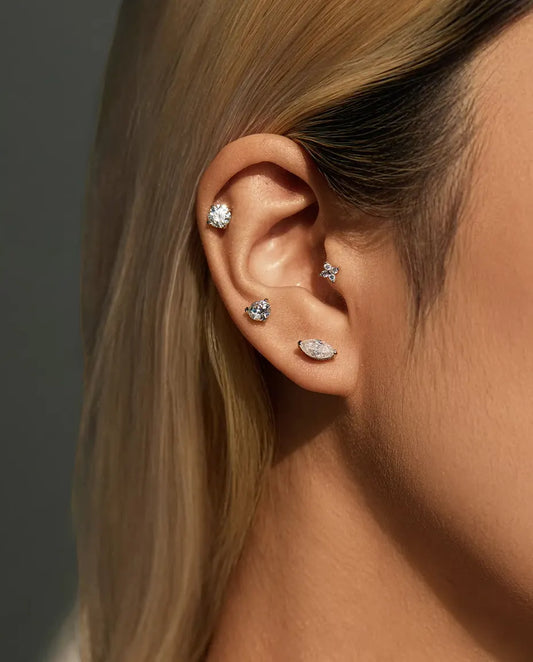Stiftörhängen med Fyra Moissaniter i Fyrklöverform i 925 Sterlingsilver - buret i örat, närbild