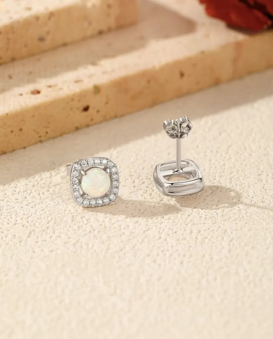 Stiftörhängen med Opal och Halo i 925 Sterlingsilver - paret på ljus sten