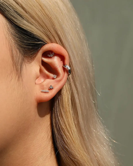 Stiftörhängen med Fem Moissaniter på Rad i 925 Sterlingsilver - buret tillsammans med andra stift i samma öra