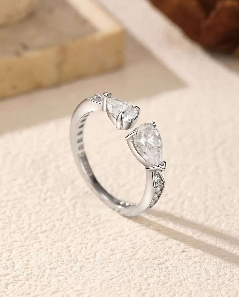 Toi et Moi Ring med Moissanite i 925 Sterlingsilver - stående på en ljus strukturerad yta