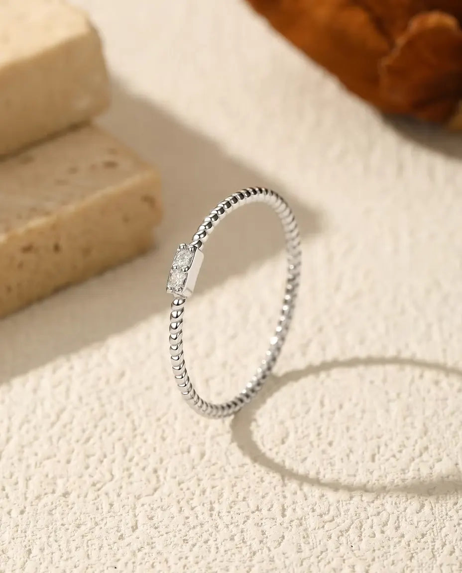 Tvinnad ring med moissanit - två stenar på 1,5 mm färg D / VVS1 i en 4 mm stav, 925 sterlingsilver, storlek 5-9